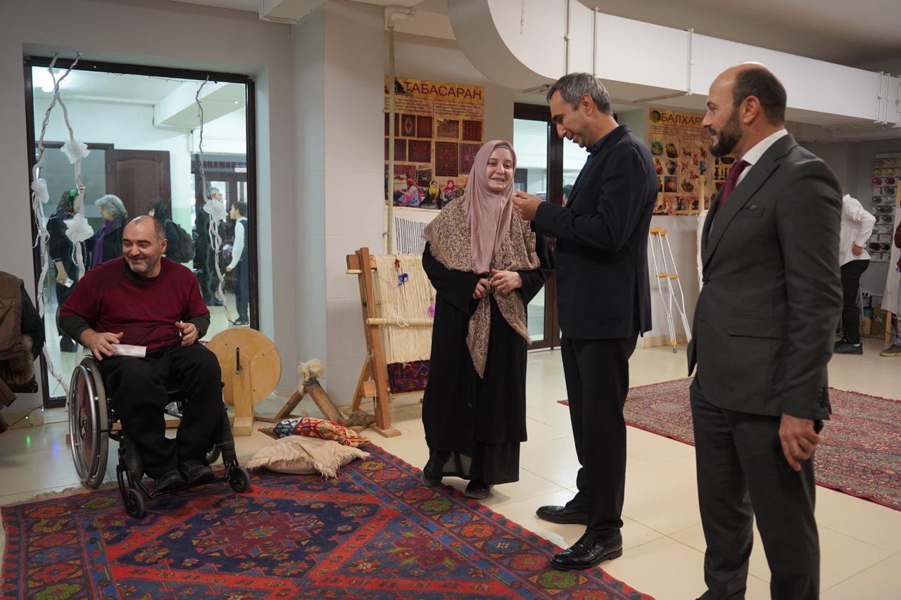 Заур Эминов посетил мастерскую для людей с ОВЗ